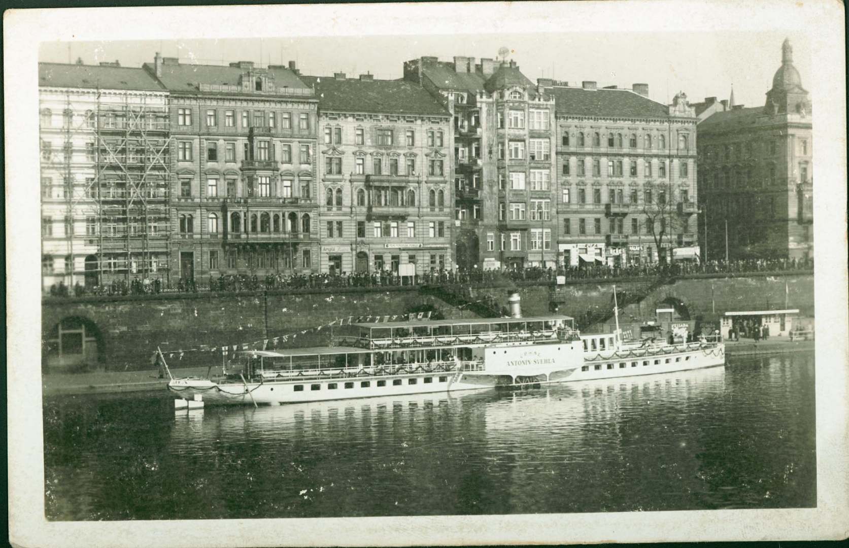 Parník Antonín Švehla na Vltavě, historická černobílá fotografie