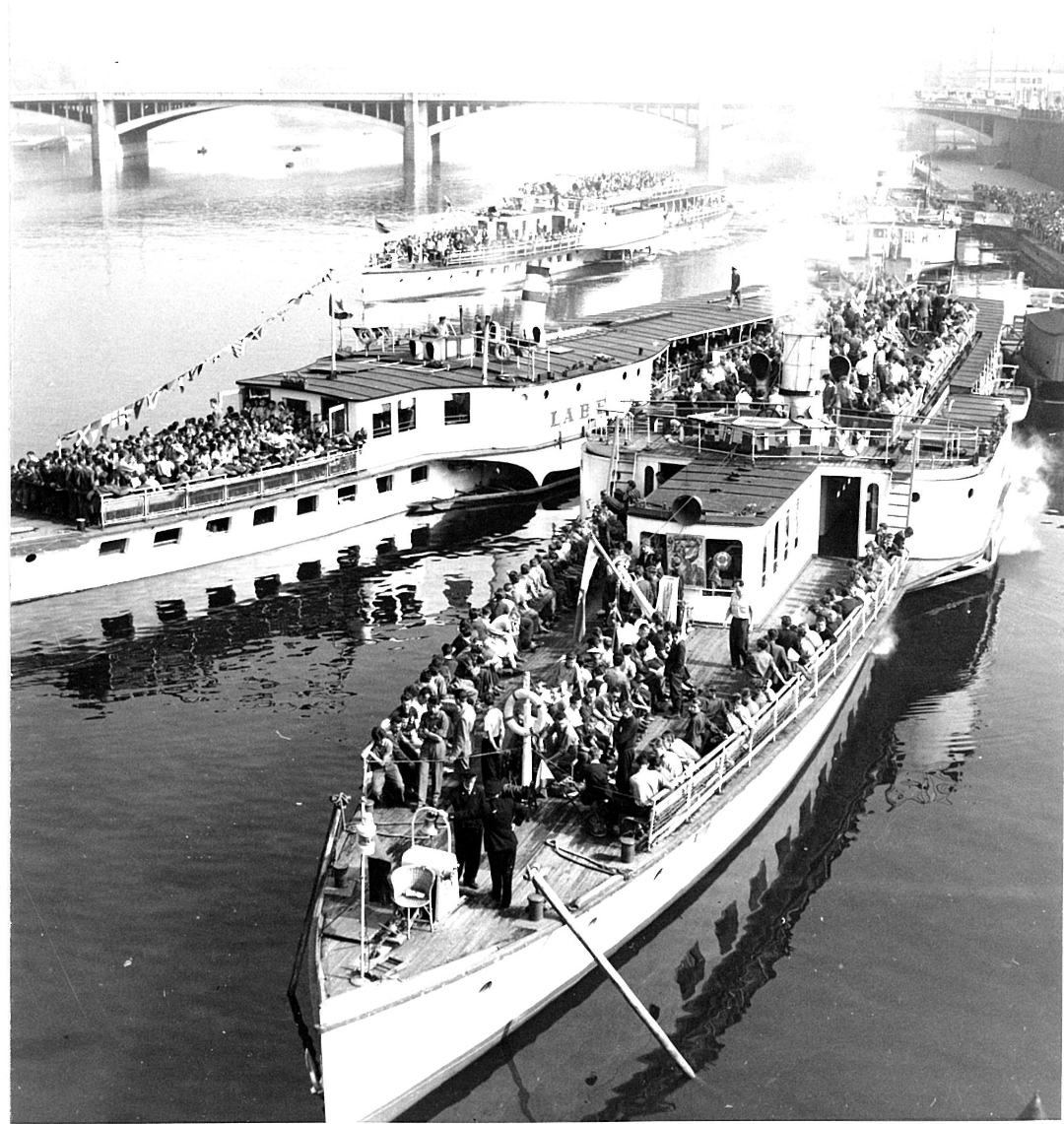 Parníky Labe plné cestujících, historická fotografie