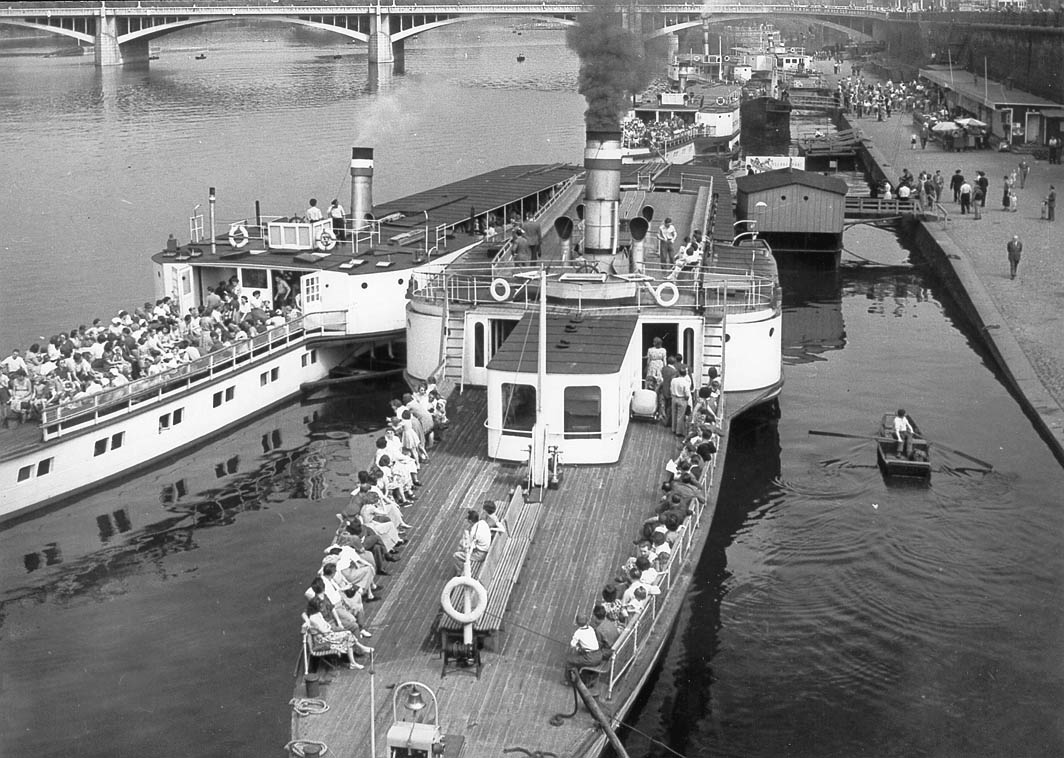 Parníky plné cestujících na Vltavě, historická fotografie