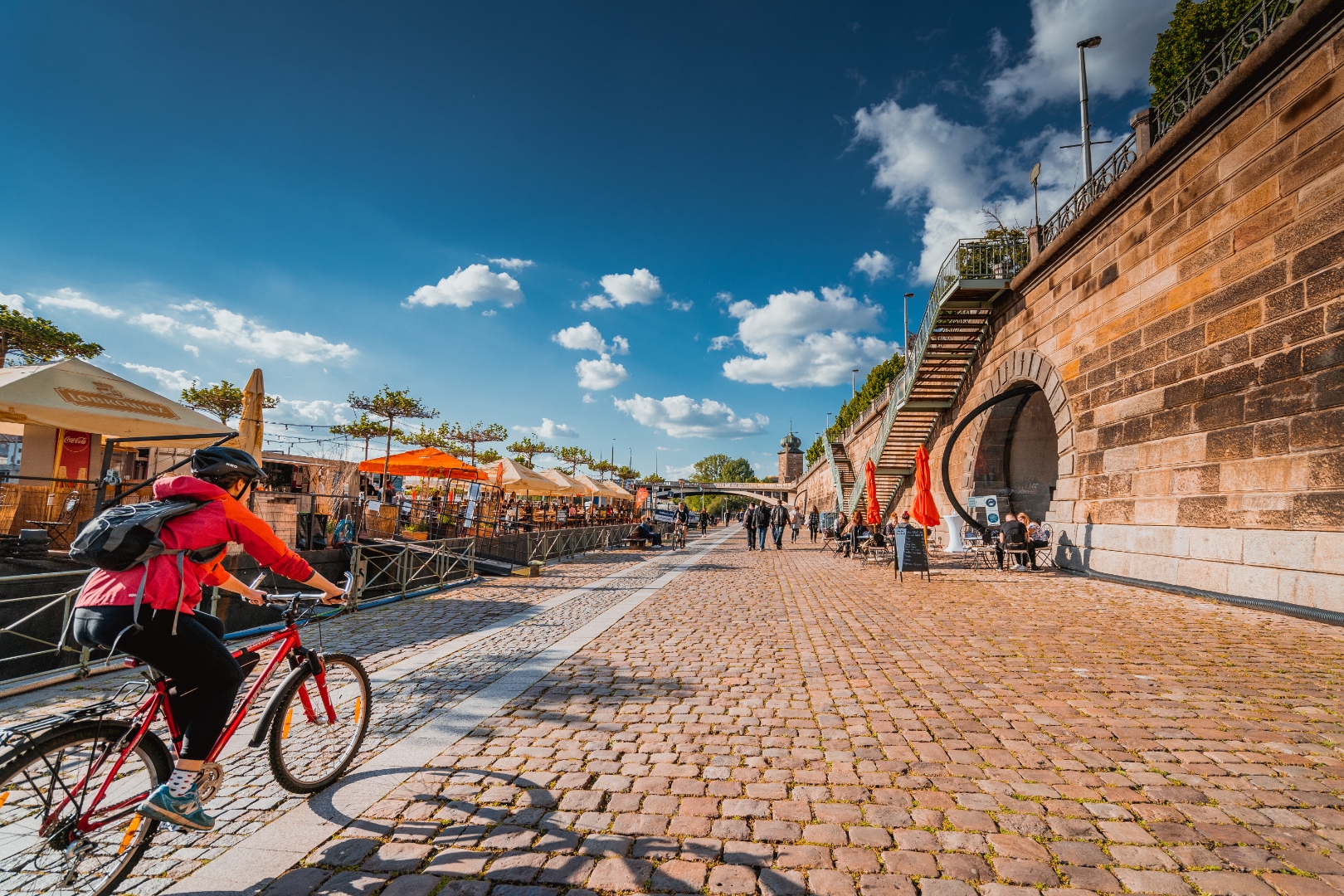 Náplavka dnes — cyklisté, kavárny a veřejný prostor
