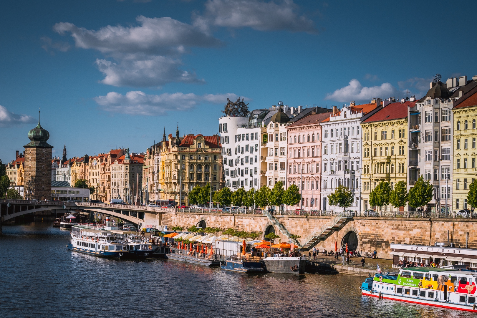Historické lodě na Rašínově nábřeží v Praze