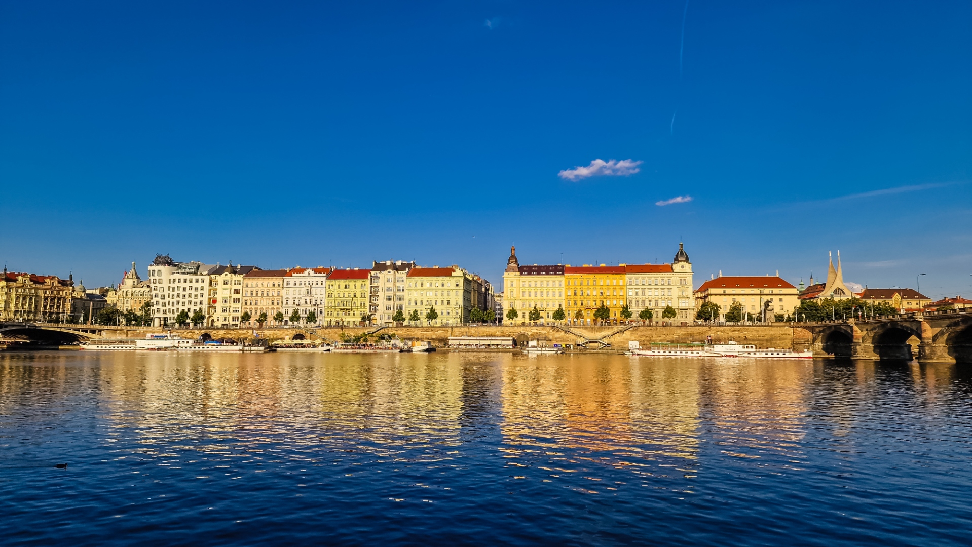Odraz historických lodí na hladině Vltavy