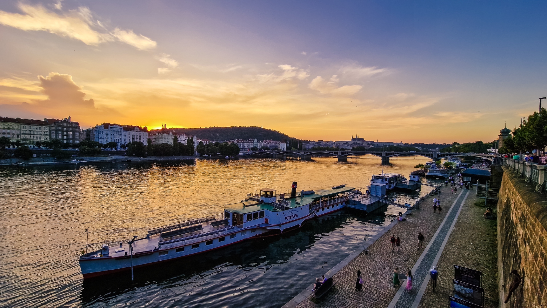 Pohled na Prahu z řeky Vltavy při západu slunce